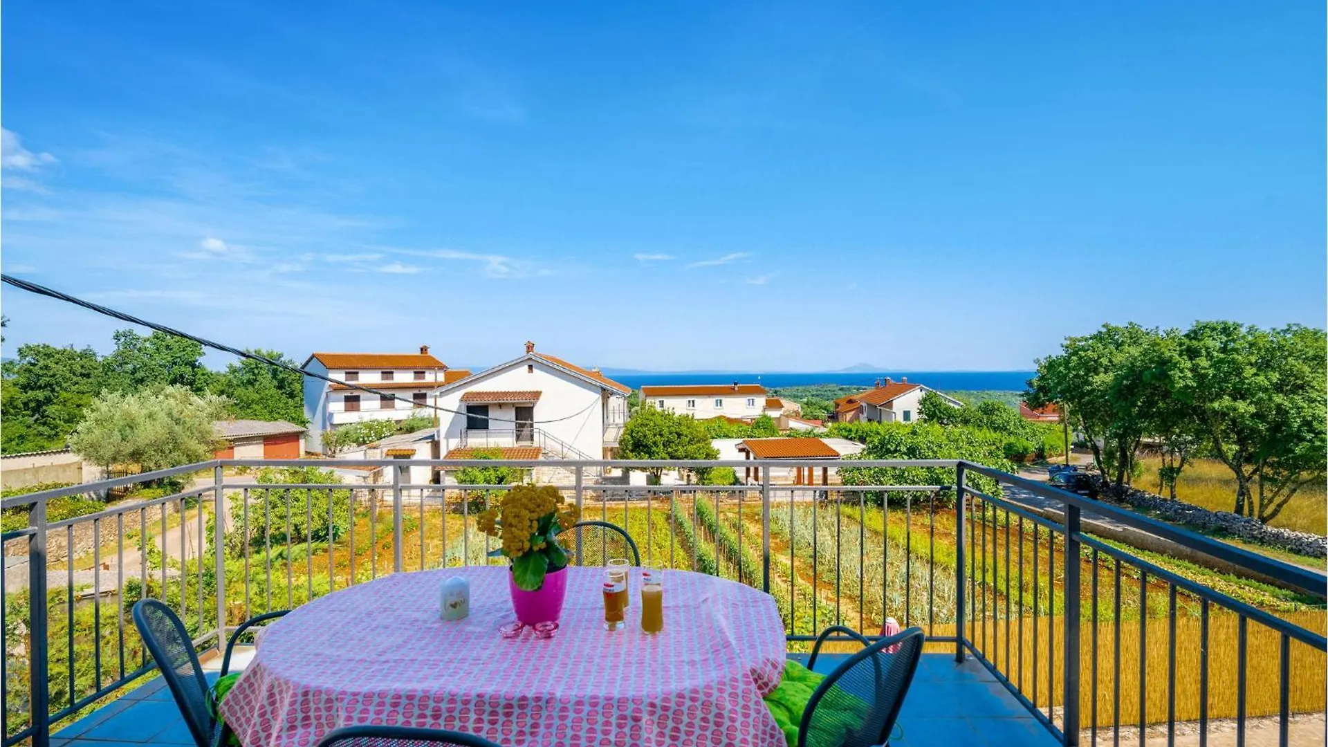 Beautiful Home In Peruski With Kitchen